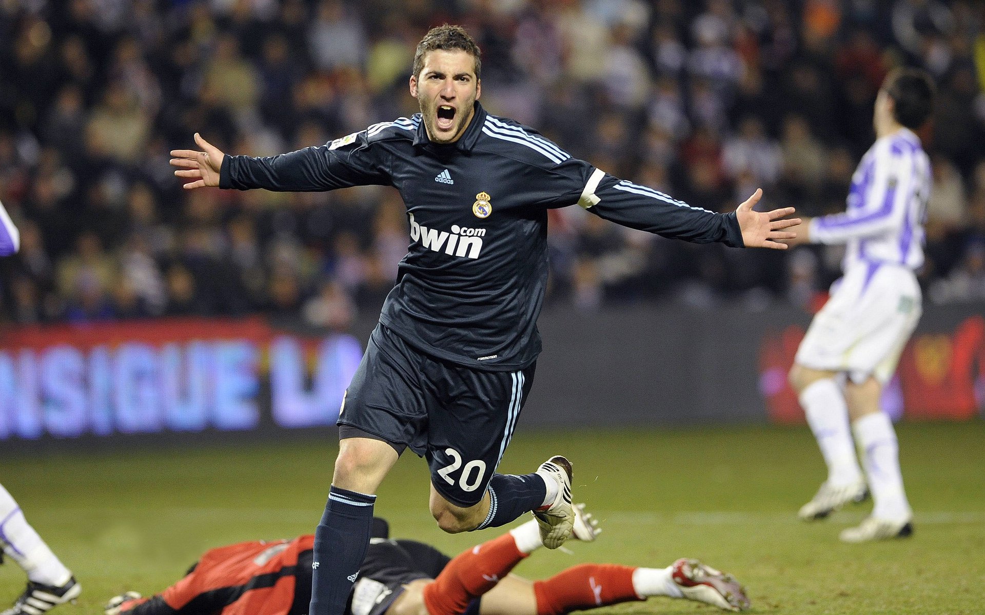 法甲联赛激战正酣,巴黎圣日耳曼领跑积分榜